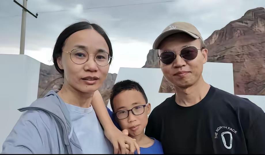 噩耗传来！新疆山洪失联母子全部找到，爸爸只剩孤身一人，彻底崩溃了。满心欢喜