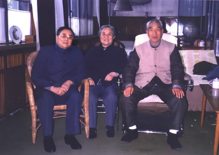 向守志看望徐向前元帅夫妇。向守志是四川宣汉人，红四方面军进入四川，向守志参加红