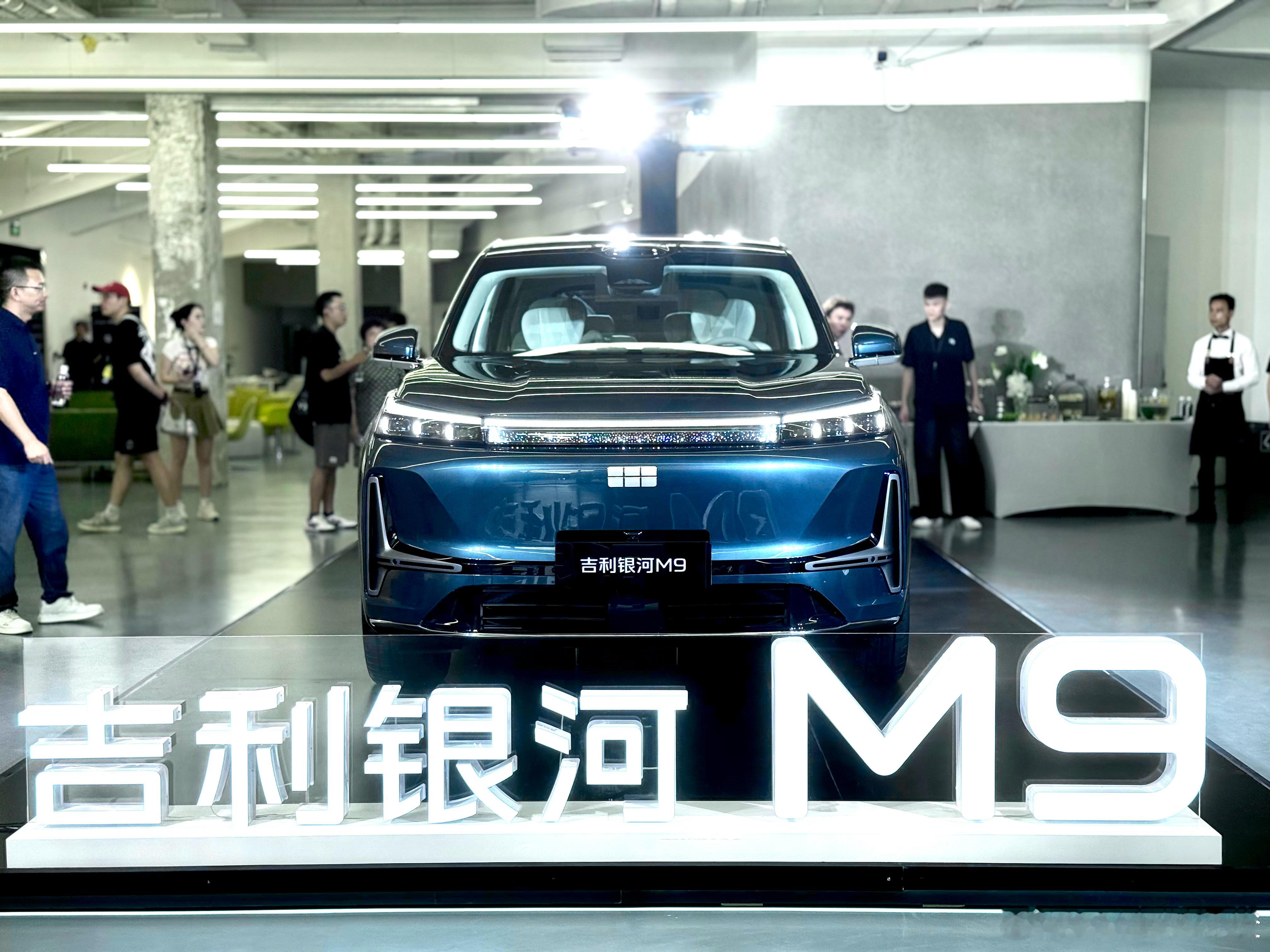 体验了一下吉利银河M9，无缝腿托这个设计有想法的！副驾和后排座椅的无缝腿托，不仅