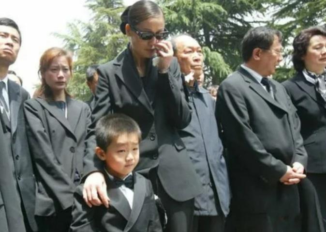 2005年，59岁的画家陈逸飞突然离世，30岁的娇妻宋美英在查看陈逸飞留下的保单
