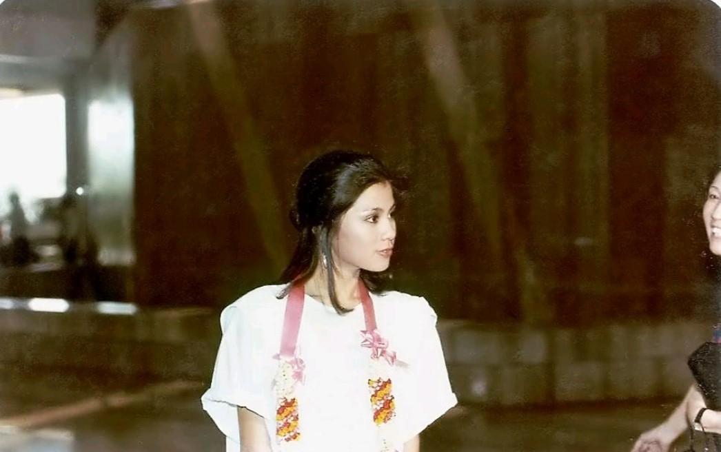 1983年6月，《射雕英雄传》主演去欧洲宣传，翁美玲带着黄日华，梁洁华在英国游览