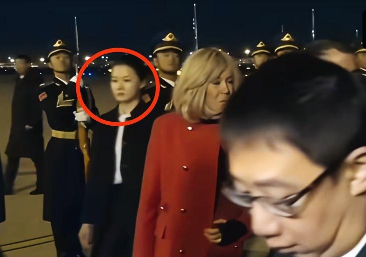 马克龙妻子身后这位是女保镖吗？还是特意安排的普通工作人员？给人感觉非常干练啊