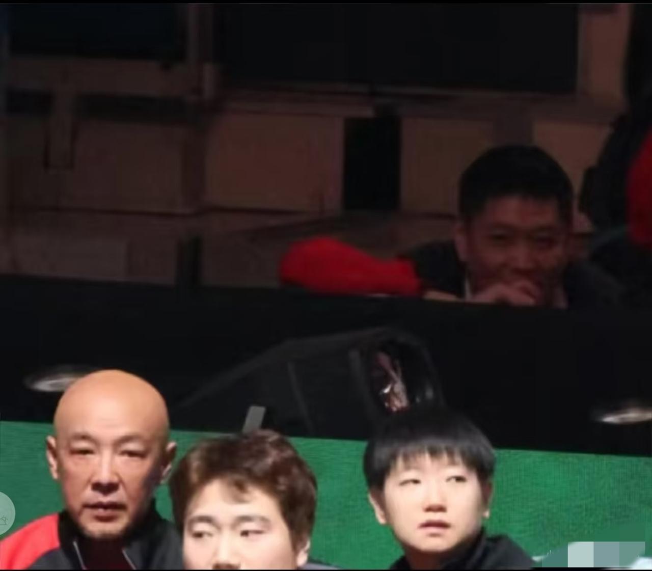 莎莎师傅邱贻可，这偷感好重，不仔细看都没发现。肖战、莎莎、大头在前面坐着看比赛