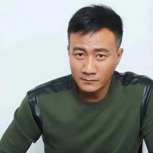 胡军的家世有多硬，大伯是歌唱家胡松华，父亲是歌唱家胡宝善，母亲是北京空军文工团的话剧演员。大伯家两个