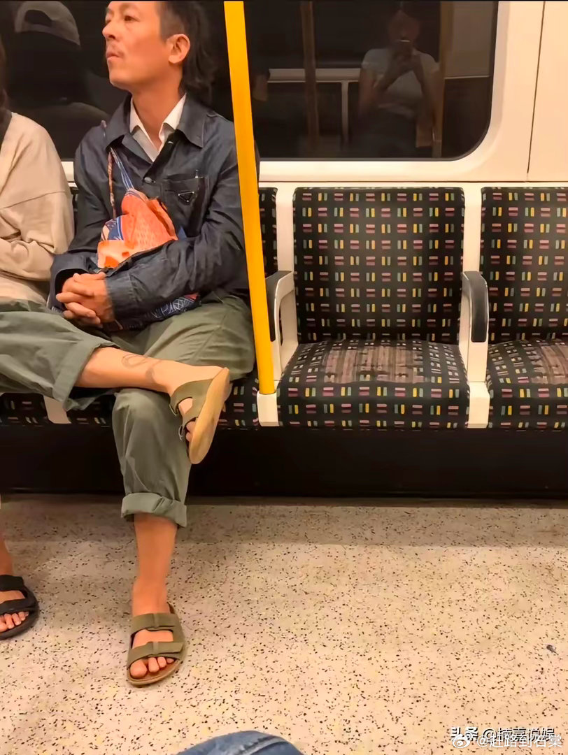 陈冠希和老婆秦舒培，在英国游玩坐地铁出行，他真的越来越不在乎形象了，穿搭好随意啊