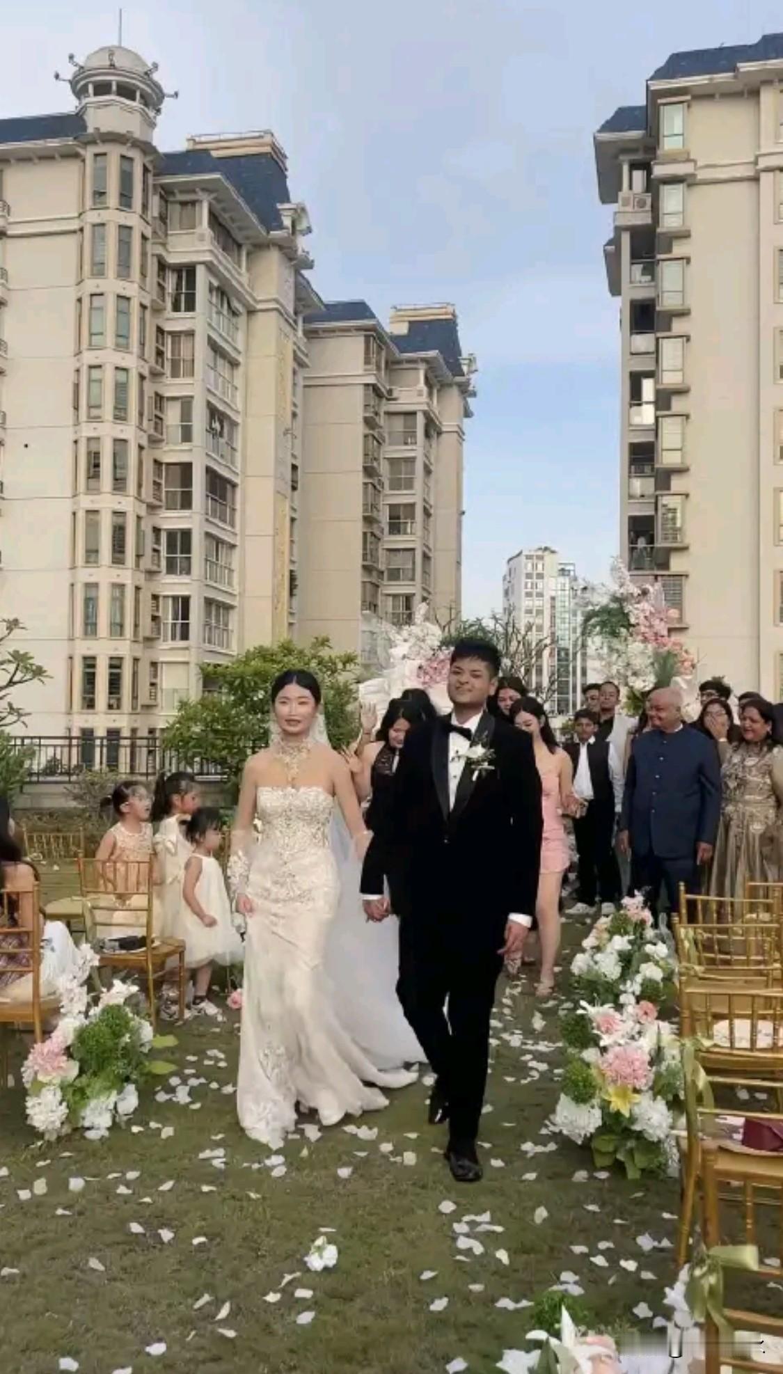 最近“潮汕女远嫁印度3哥、倒贴巨额嫁妆”的新闻闹得挺大，这哪是普通跨国婚姻？简直