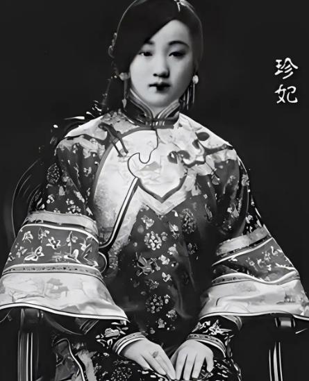 1894年，几个太监不顾珍妃的挣扎，将她放到刑凳上，其中两名太监上来就将珍妃的衣