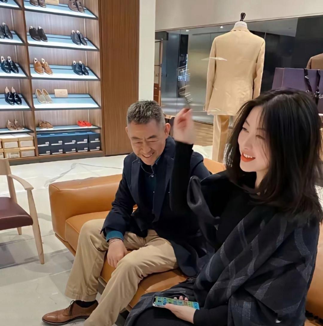 朱珠陪爸爸逛商场，老爷子气质不俗。