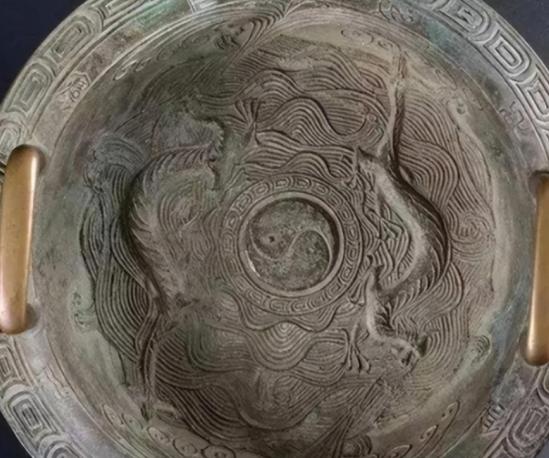 1965年，浙江杭州，老李在山上挖笋挖出一个铁盆。回家路过河边洗笋时，就将挖到的