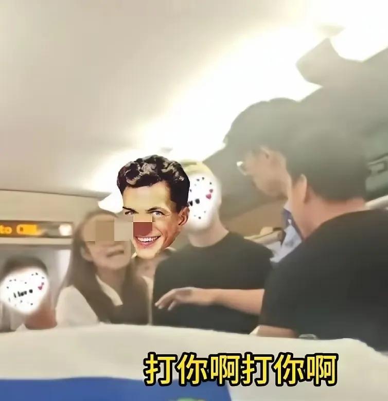 伤害性不大、侮辱性极强！小伙子乘坐高铁拒绝给情侣换座，被俩人骂“单身狗没有同理心
