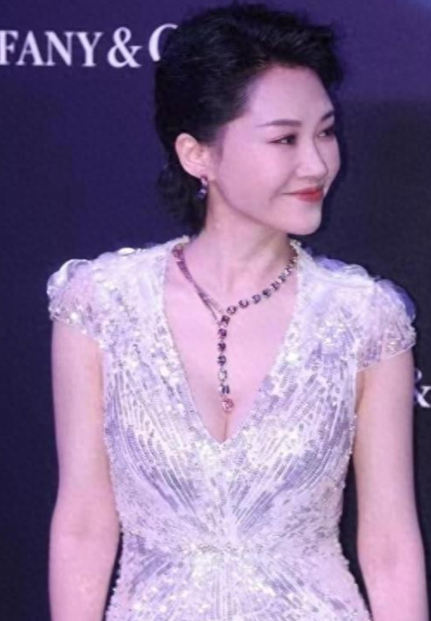 许晴56岁仍魅力不减，无袖亮片裙造型精致又贵气
