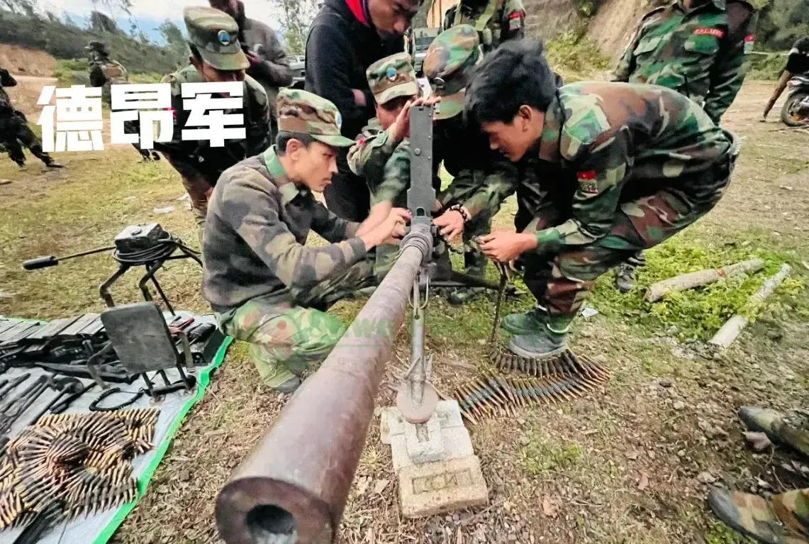 在丢了瑙丘之后，德昂军很不甘心，这不昨天早晨4点多钟，德昂军联合曼德勒人民保卫军