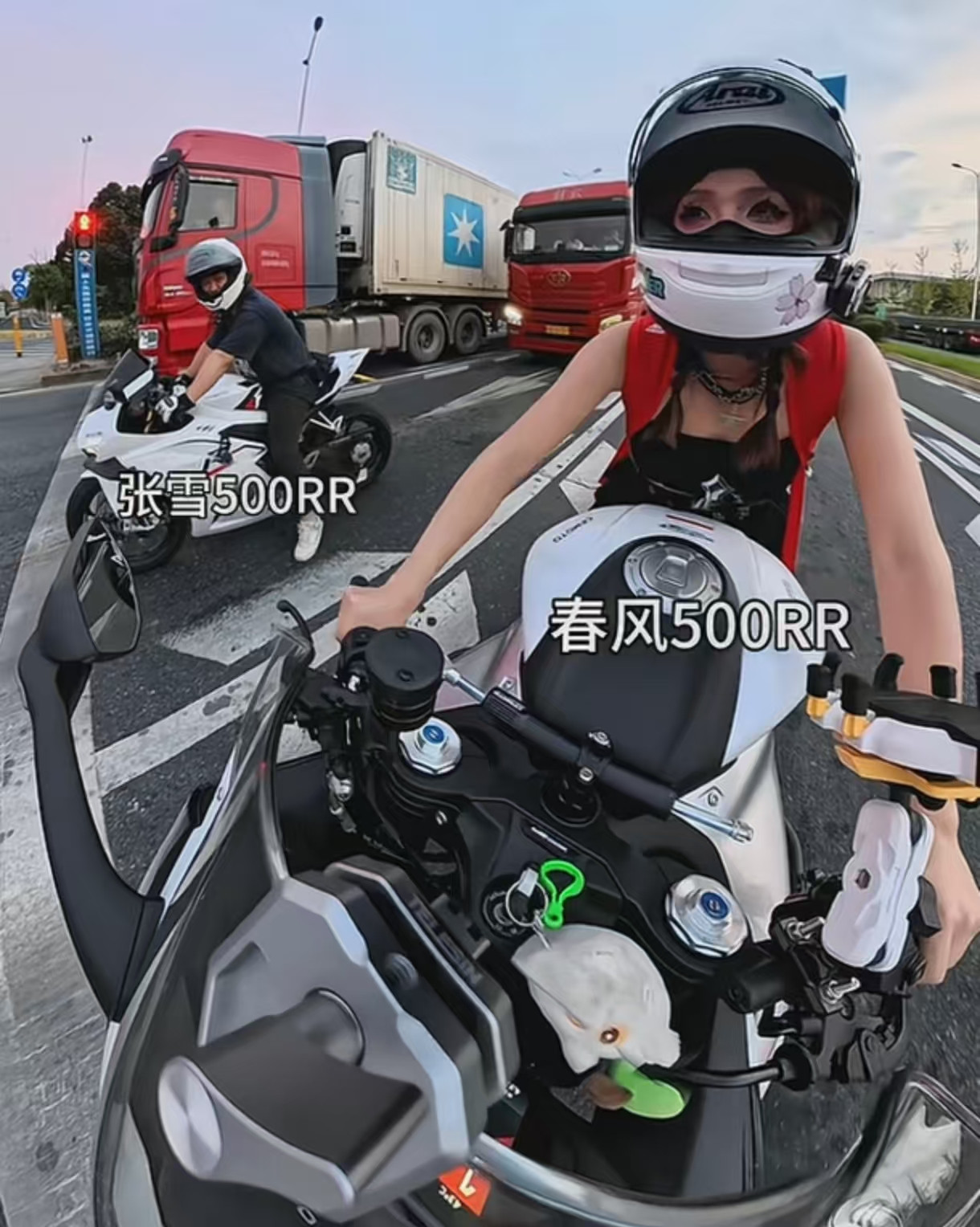 春风500RR女车主在等红绿灯的时候，挑战张雪500RR，说让我们来“昂昂昂”看谁更响，结果女车主自