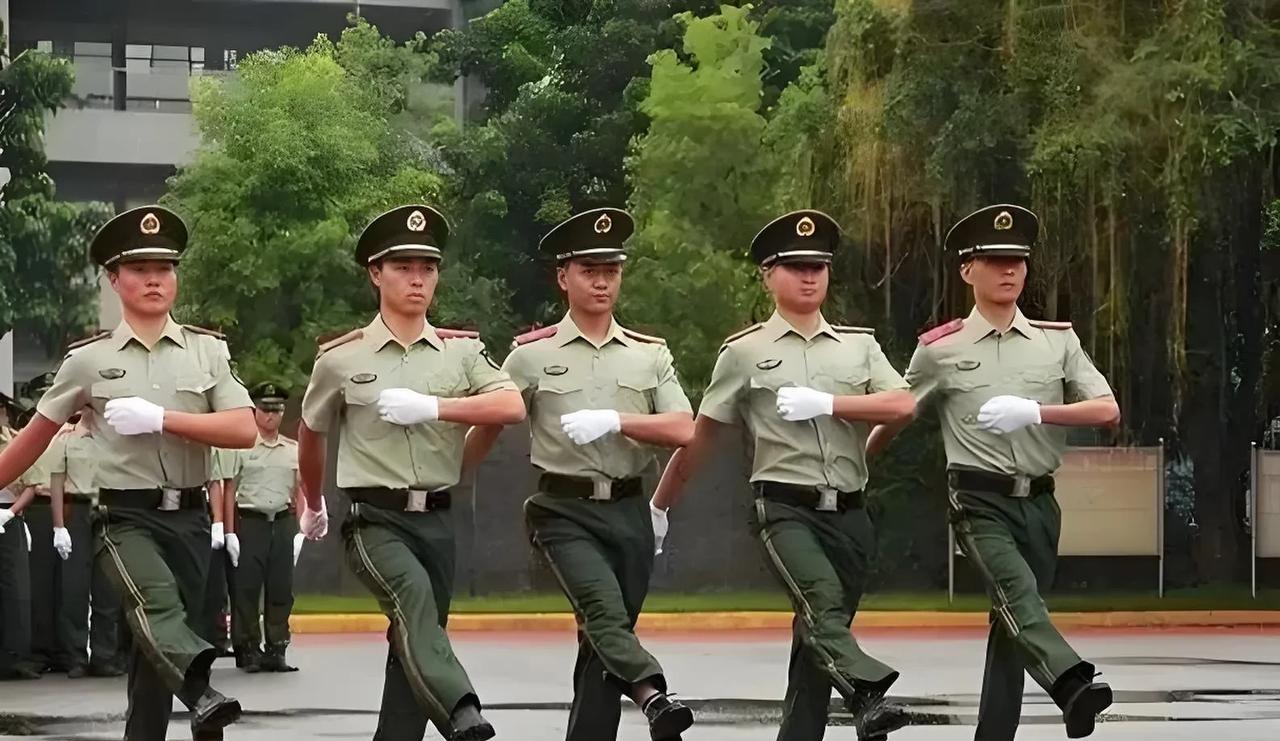 我于1982年11月参军入伍，在1984年9月考上军校，这就意味着我入伍满一年便