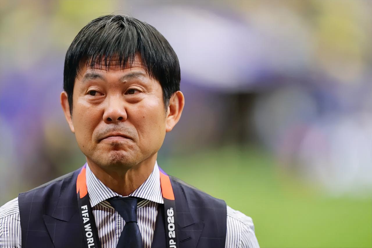 日本主帅森保一终于不狂妄自大了！在今天世界杯淘汰赛日本1-2巴西赛后采访中，森保