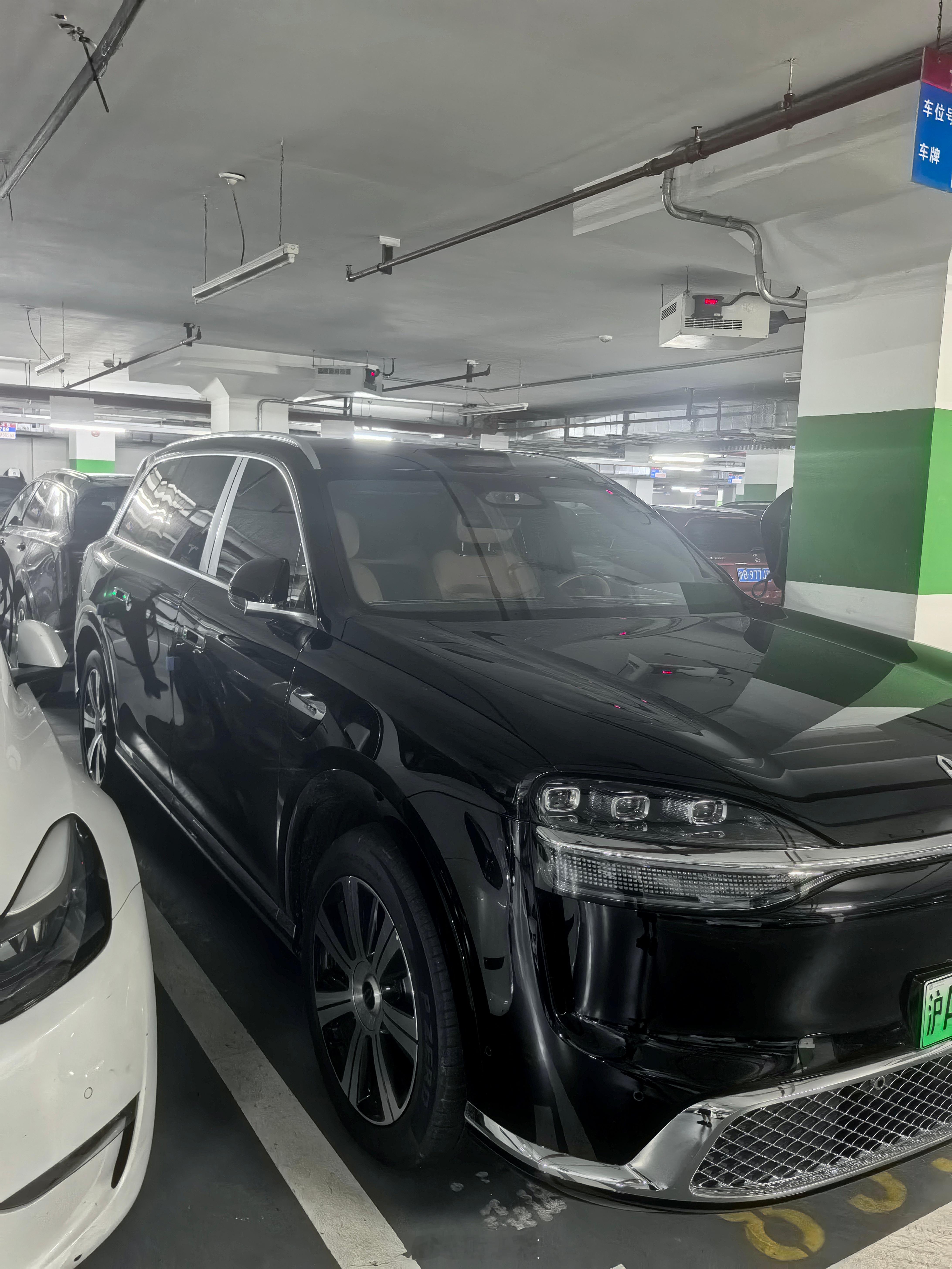 M7很大，M8再大点，M9更大曝问界M9交付连续破万我们地库各种“界”确实不少，