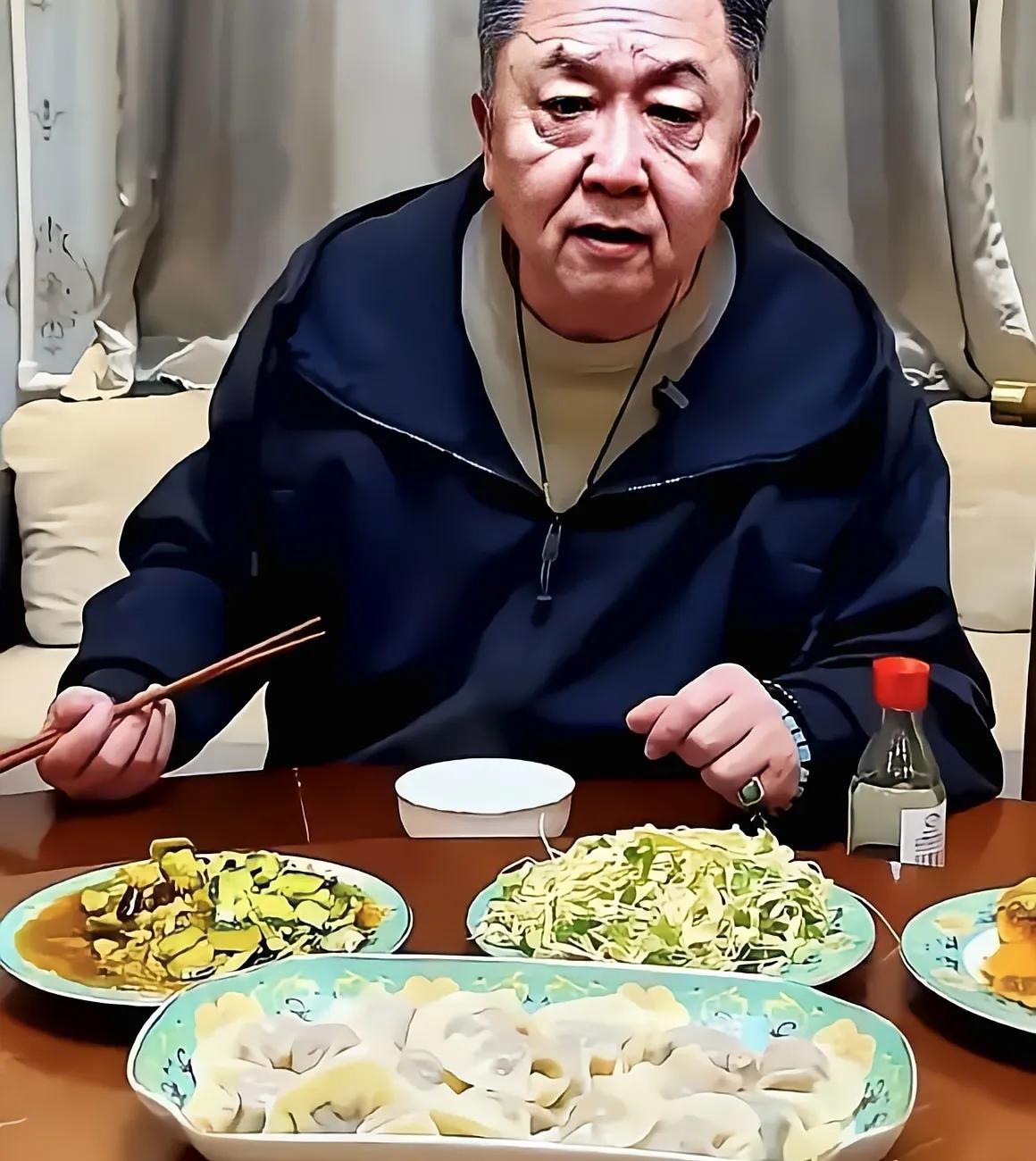 57岁的于谦，拥有十多亿的身价，却独自守着电锅煮速冻饺子脸上带着的那点疲惫，