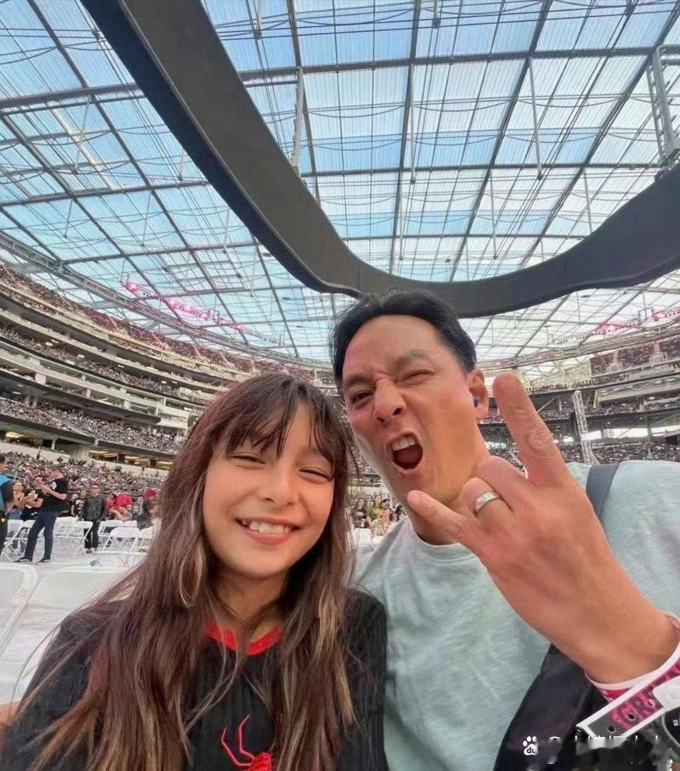 吴彦祖和12岁女儿的合照，爸爸是文化混血，女儿是文化和身体都混血。