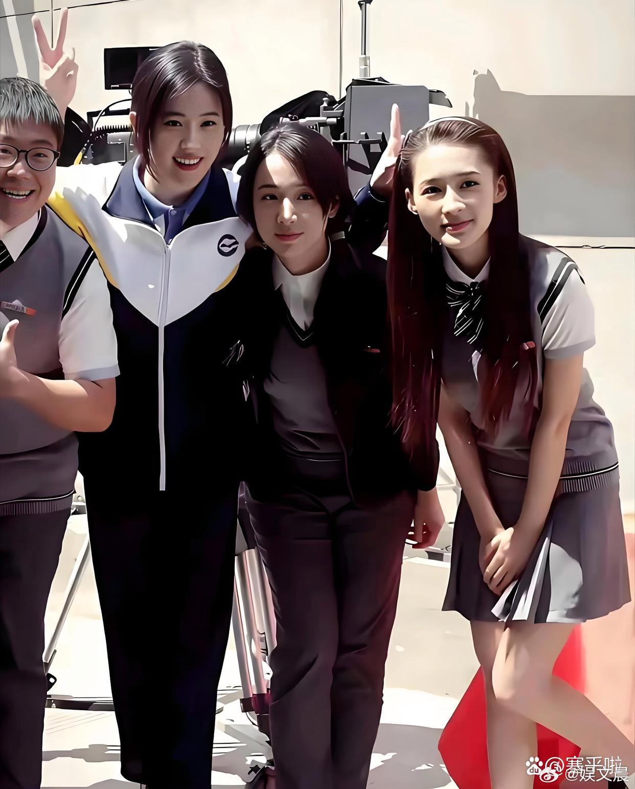 李沁和刘亦菲我都认识，想问中间那位女士是谁？