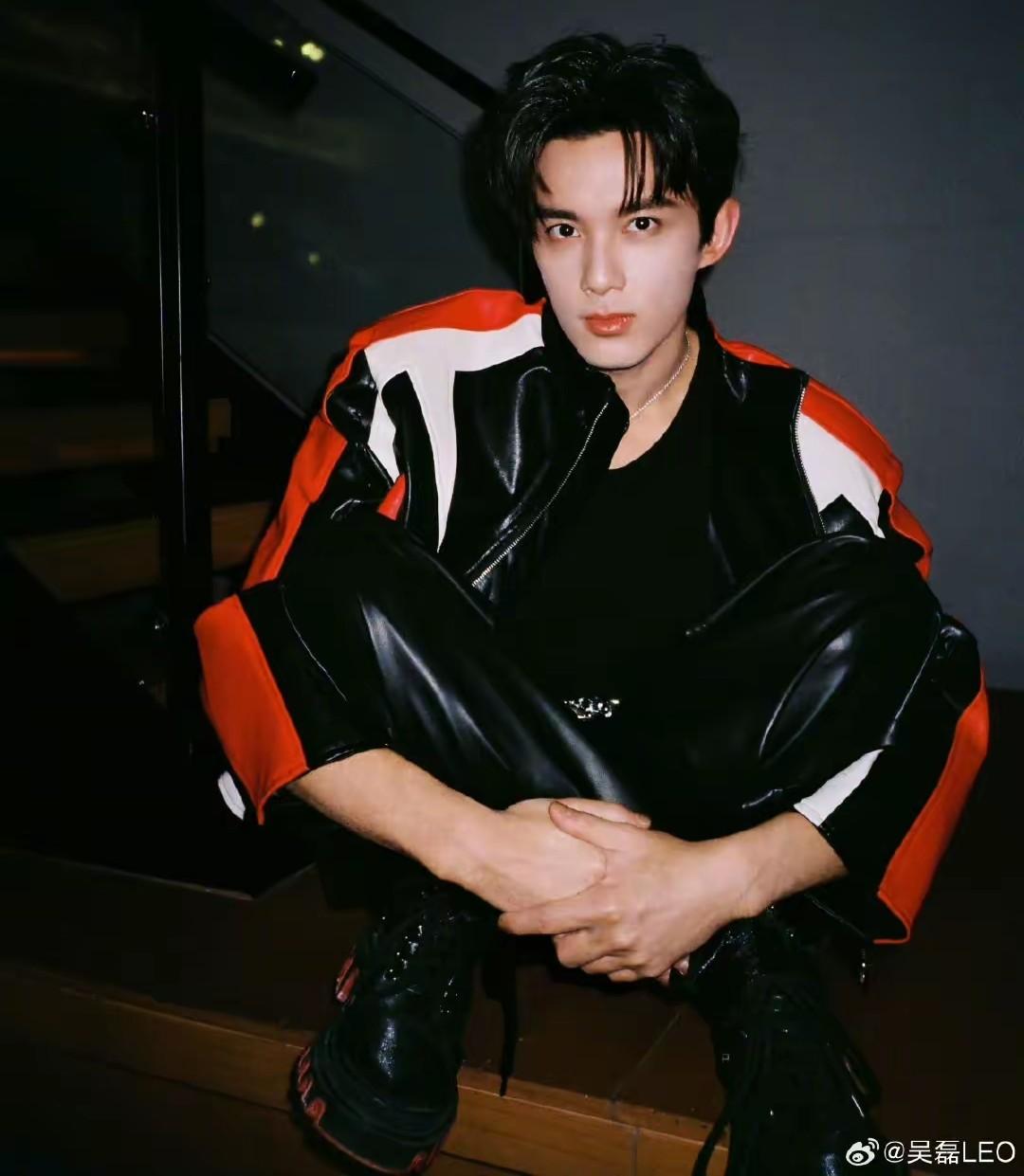 吴磊这个人怎么说呢说他帅吧，他的脸上还有不小的缺陷说他不帅吧，整体看还行吴