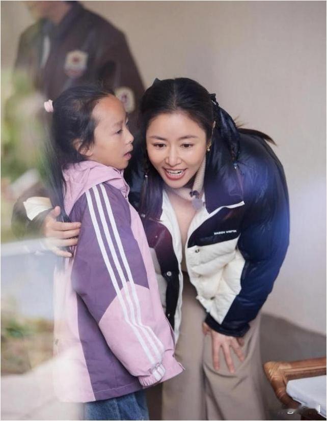 49岁林心如自信现身，增肥后气质更高级，羽绒服阔腿裤穿搭成同龄女性新范本