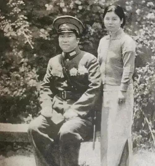 1947年，几个特务，扯下了杨虎城夫人谢葆真的裤子。就在牢房里。当着所有人的面。