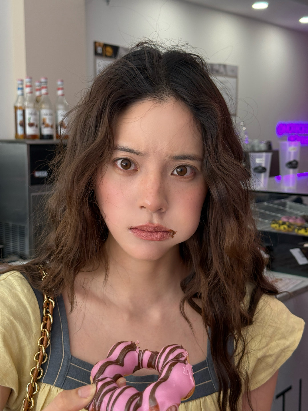 欧阳娜娜吃甜甜圈随拍欧阳娜娜吃甜甜圈随拍就问谁不会被可爱到呢？完全就是萌物