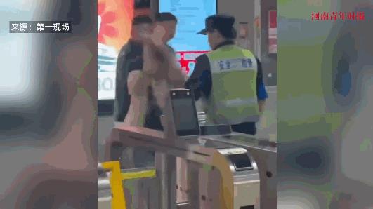 “大快人心！”9月6日，广东深圳，一女子在地铁站里准备进站时，却拒绝进行安检，还