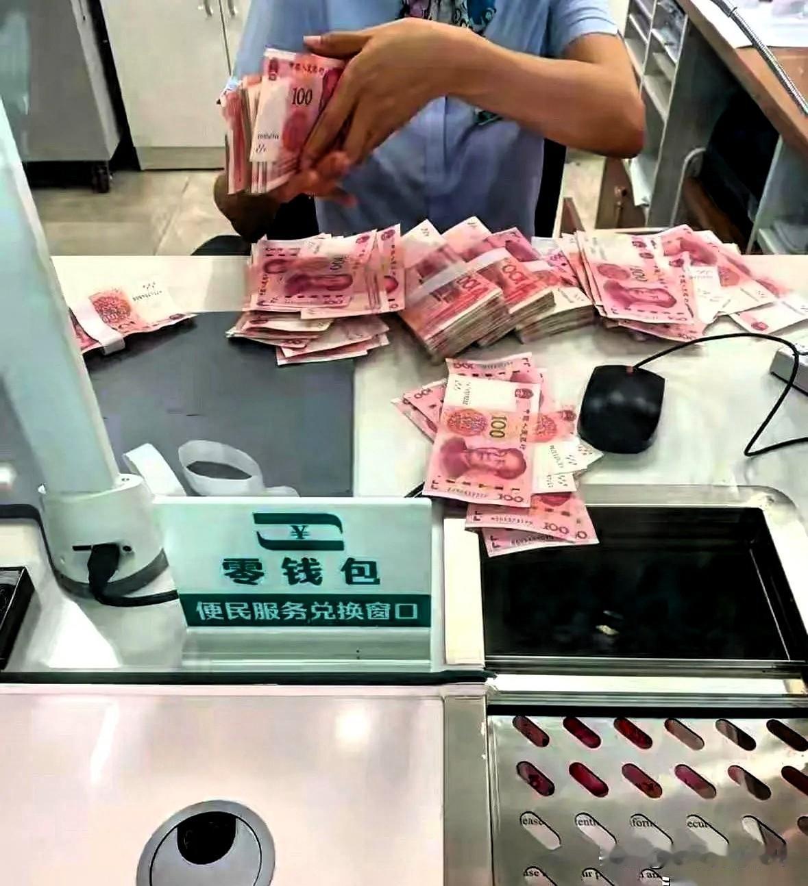 朋友今天去银行办事，有个朋友在银行工作，跟他聊了聊存款的事儿，以后定期存款会很麻