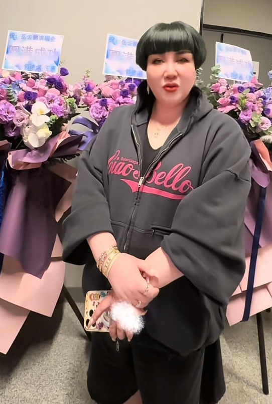 德云社老板娘和儿子现身西安演唱会，王惠新造型惊艳全场，剪了个锅盖头，脸上化着浓妆