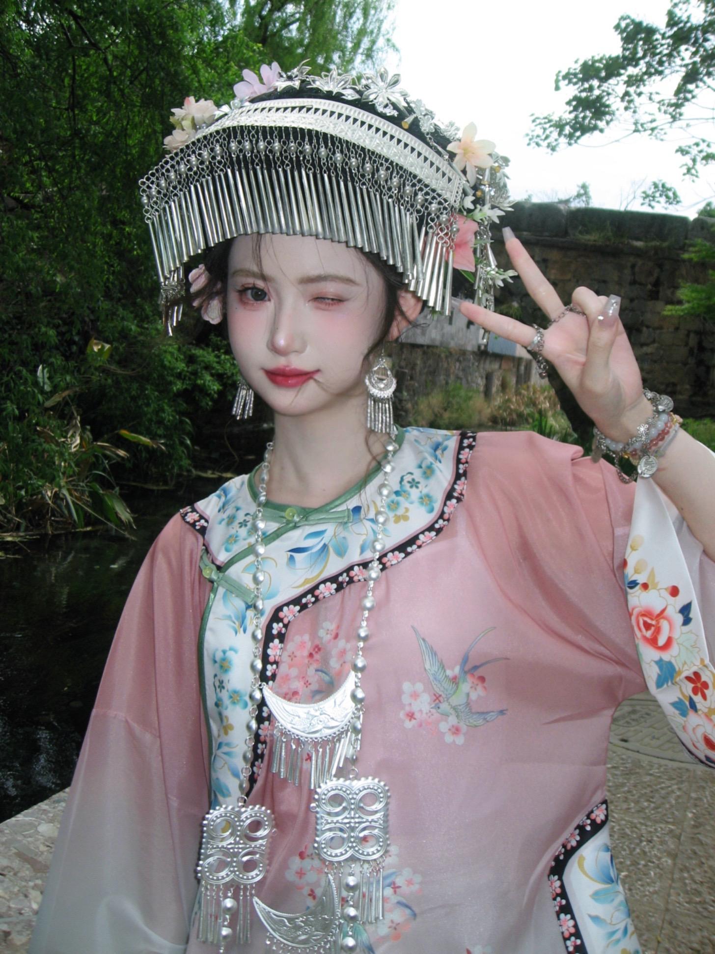 “如云澄澈 似月明朗”在束河古镇当一天彝族少女