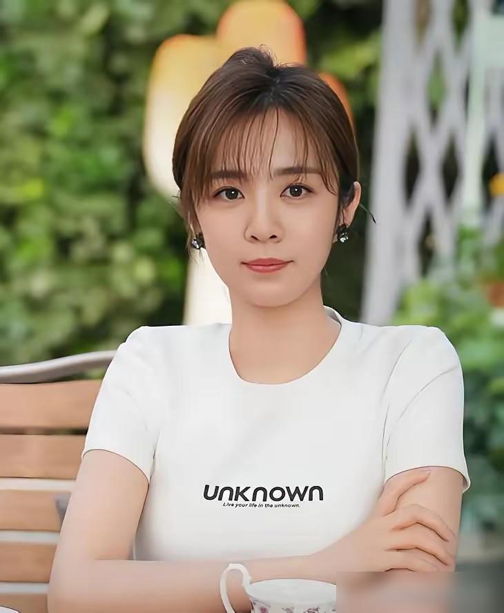 别再替王晓晨可惜了，她去年悄悄干了件大事。你是不是还停留在她搭档张翰那部2.