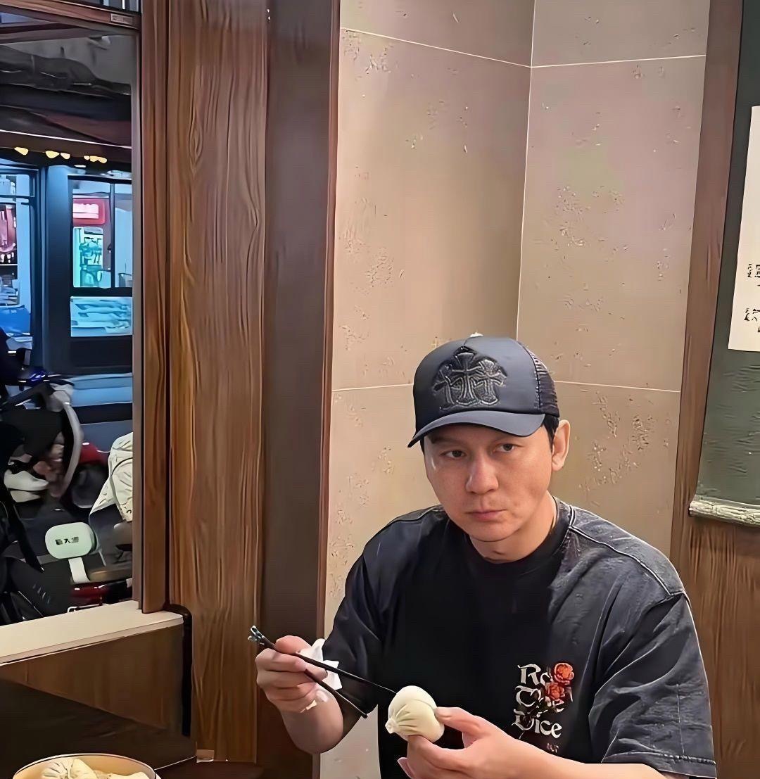 都说李晨混得惨，可你知道他在《奔跑吧》撕了十年名牌，不动声色赚了多少钱吗？巅峰时