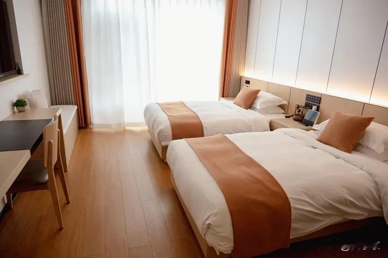 据这位女士说，本来只是正常住店，结果酒店那边直接把回访电话打到了她老公手机上，一