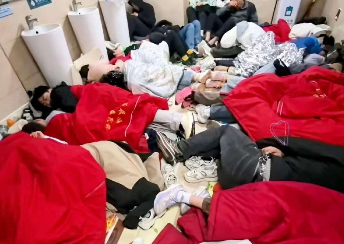 泰山山顶厕所彻底被年轻人占领，不分男女席地而睡，背后藏着当代年轻人的无奈！