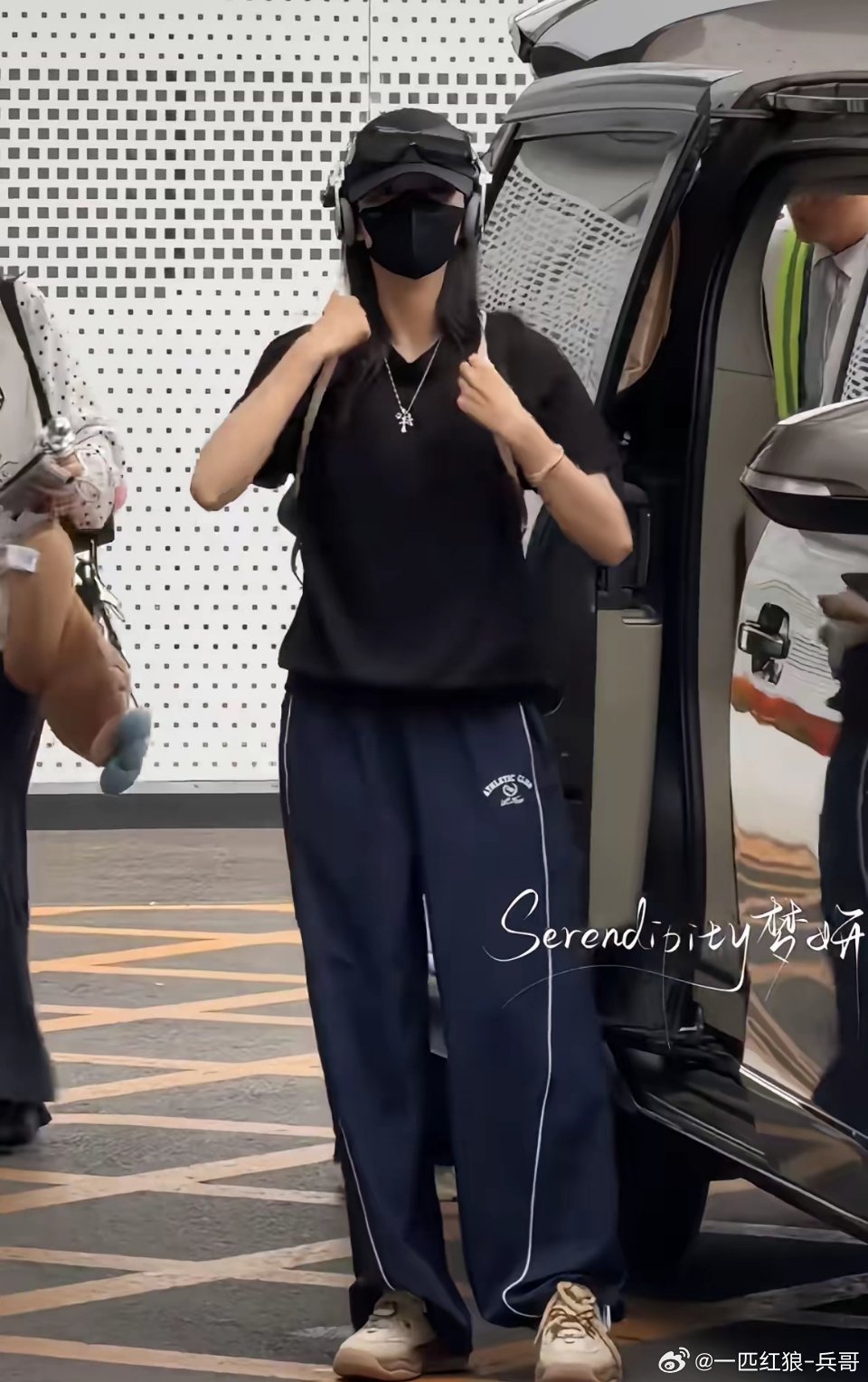 6月16日，白鹿出发飞杭州录制跑男！本人状态很好，一旁的助理也是笑容满面！并未被