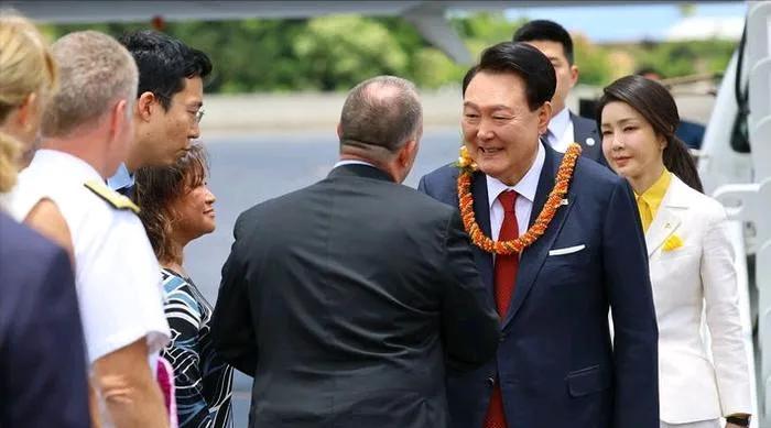 内乱特检的事还没完，金建希特检又找上门。“邀请”尹锡悦29日去喝咖啡。“邀