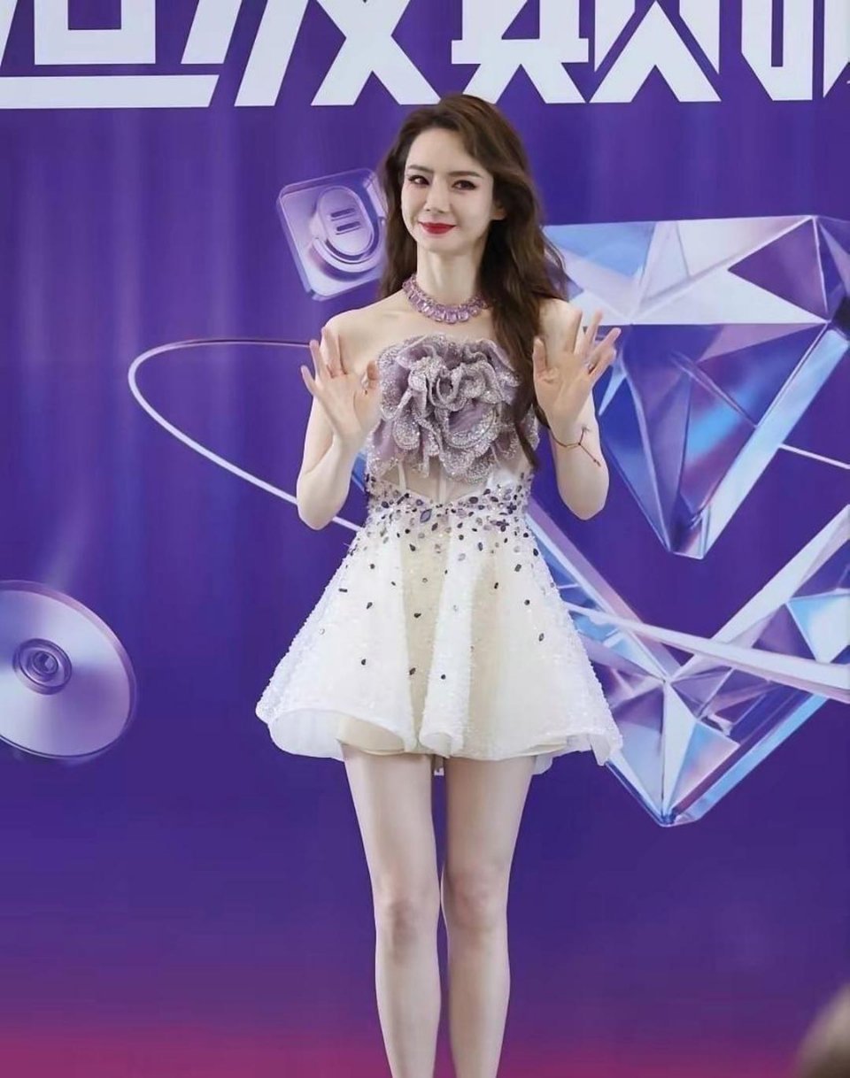 真替戚薇捏一把汗，凉鞋上的蝴蝶结这么大，好容易绊脚呀。