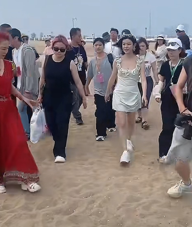 看到陈妍希这样，终于知道陈晓为啥“离家出走”了！私下里的她跟影视剧里的人物形