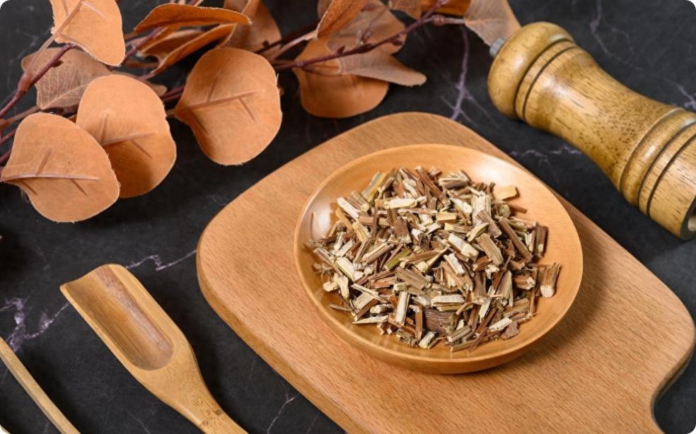 尿清五苓散，尿赤导赤散，尿涩八正散，三剂古名方，精准调水大家好，我是陈大夫。