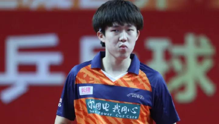 樊振东当时为什么会选择离开？当镜头扫过王楚钦发言时的眼神，一切尽在不言中。从