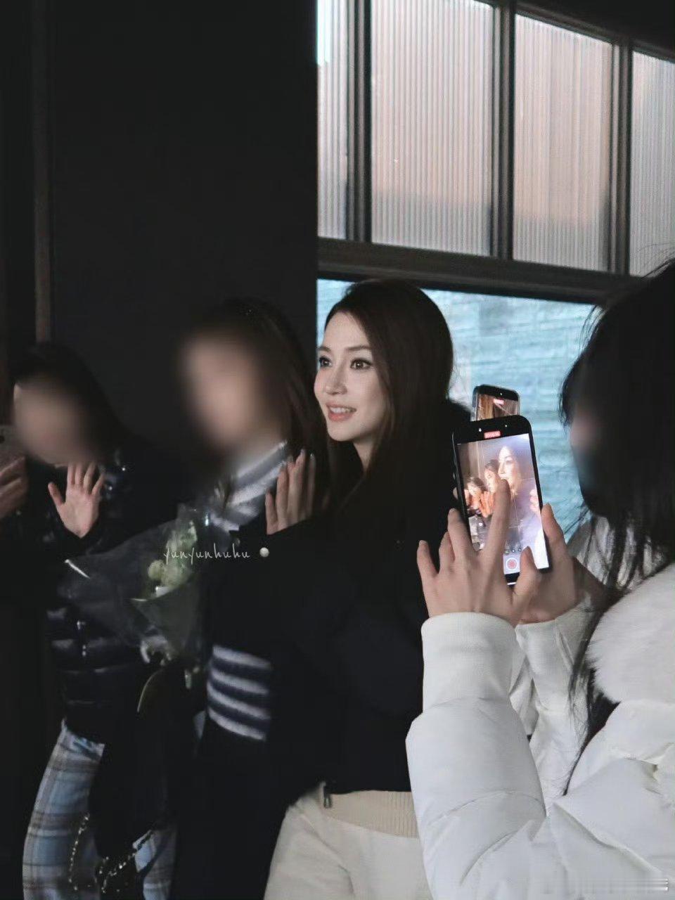 angelababy直发烟熏妆造型，混血感baby又回来了