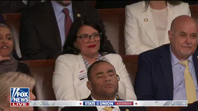 美国国会山的国情咨文演讲，直接变成了大型互怼现场！特朗普手握话筒大放厥词，索马里