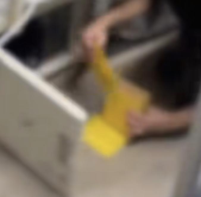 女生价值4000多的手表在宿舍被偷，偷她手表的人是安然无恙，而她作为受害者却被迫