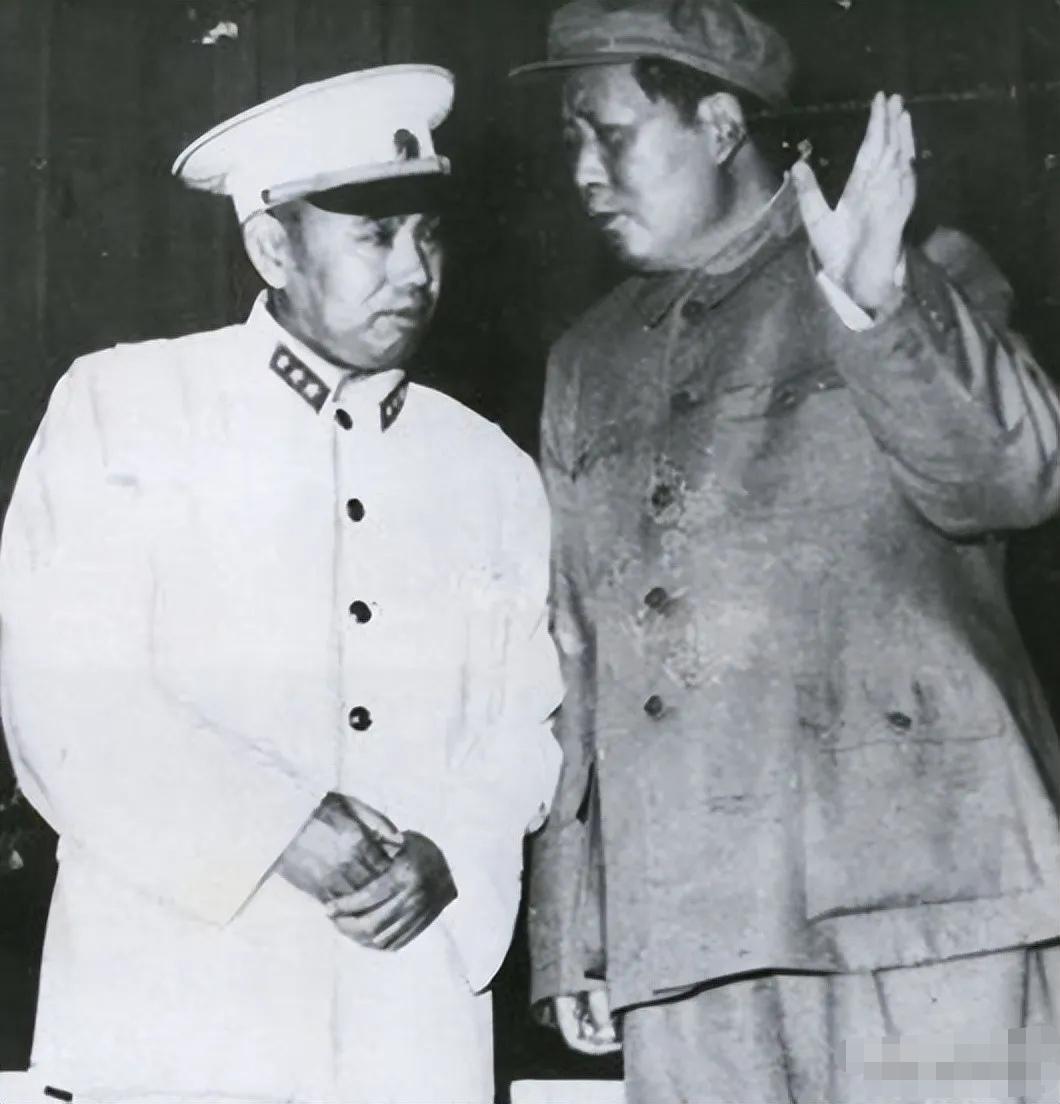 1969年中共九大会间休息时间，许世友怯生生地走到毛主席身边，寒暄了几句。毛主席