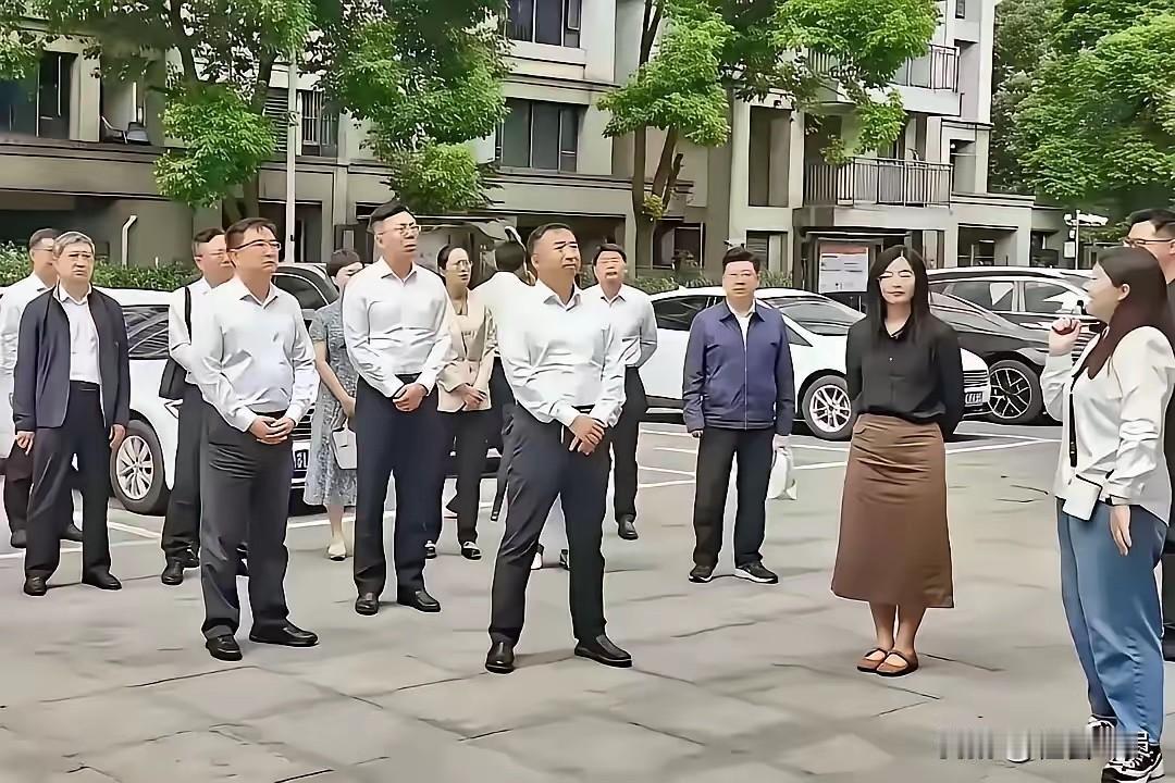 可以肯定，冯院长的风光是到此为止了。后院起火，一觉醒来天塌了，被直接下属惹了一