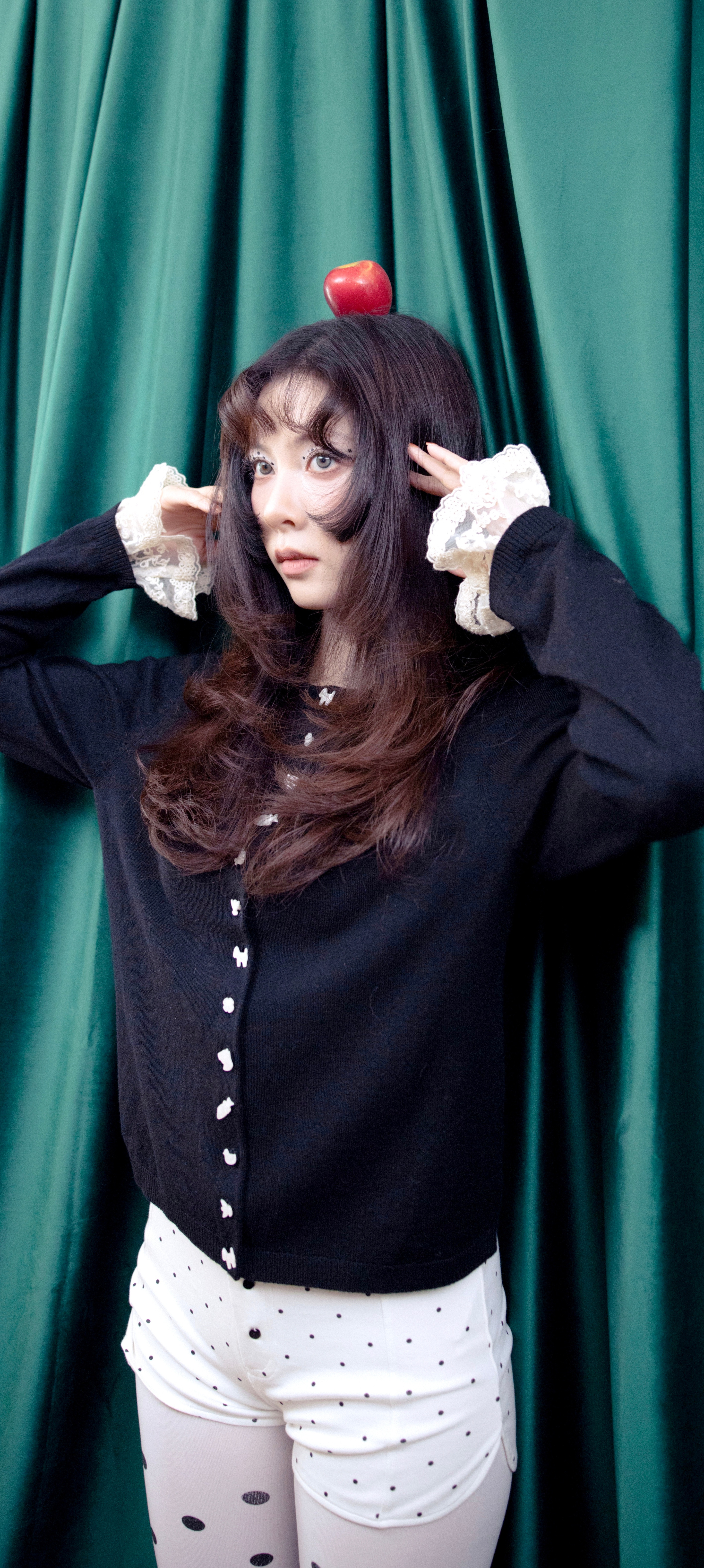 宋妍霏这个眼影，短裤，丝袜都是配套滴