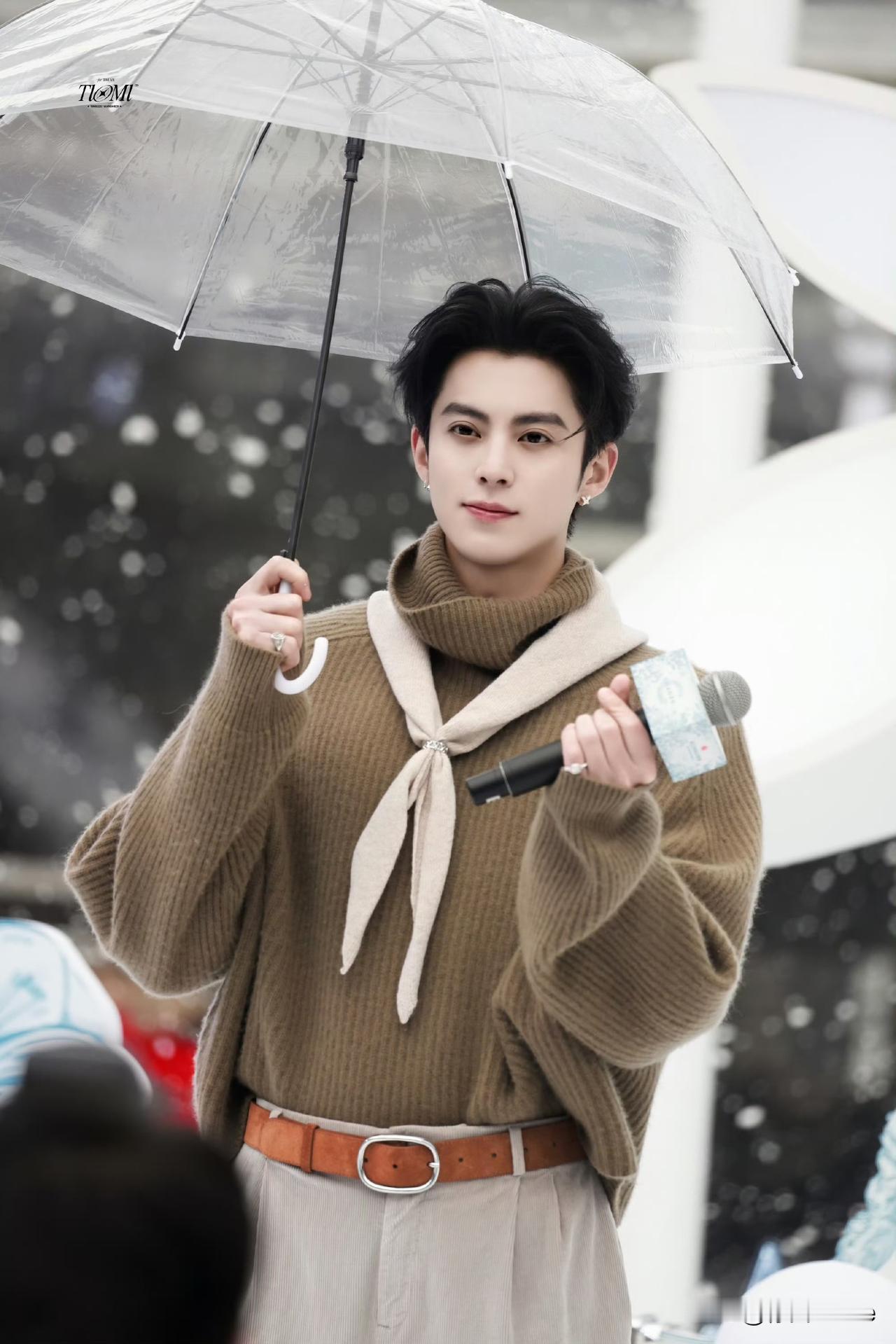 12月9日，王鹤棣戴尾戒出席活动！沉寂了一年的他，感觉更帅了，不同于以前的活泼