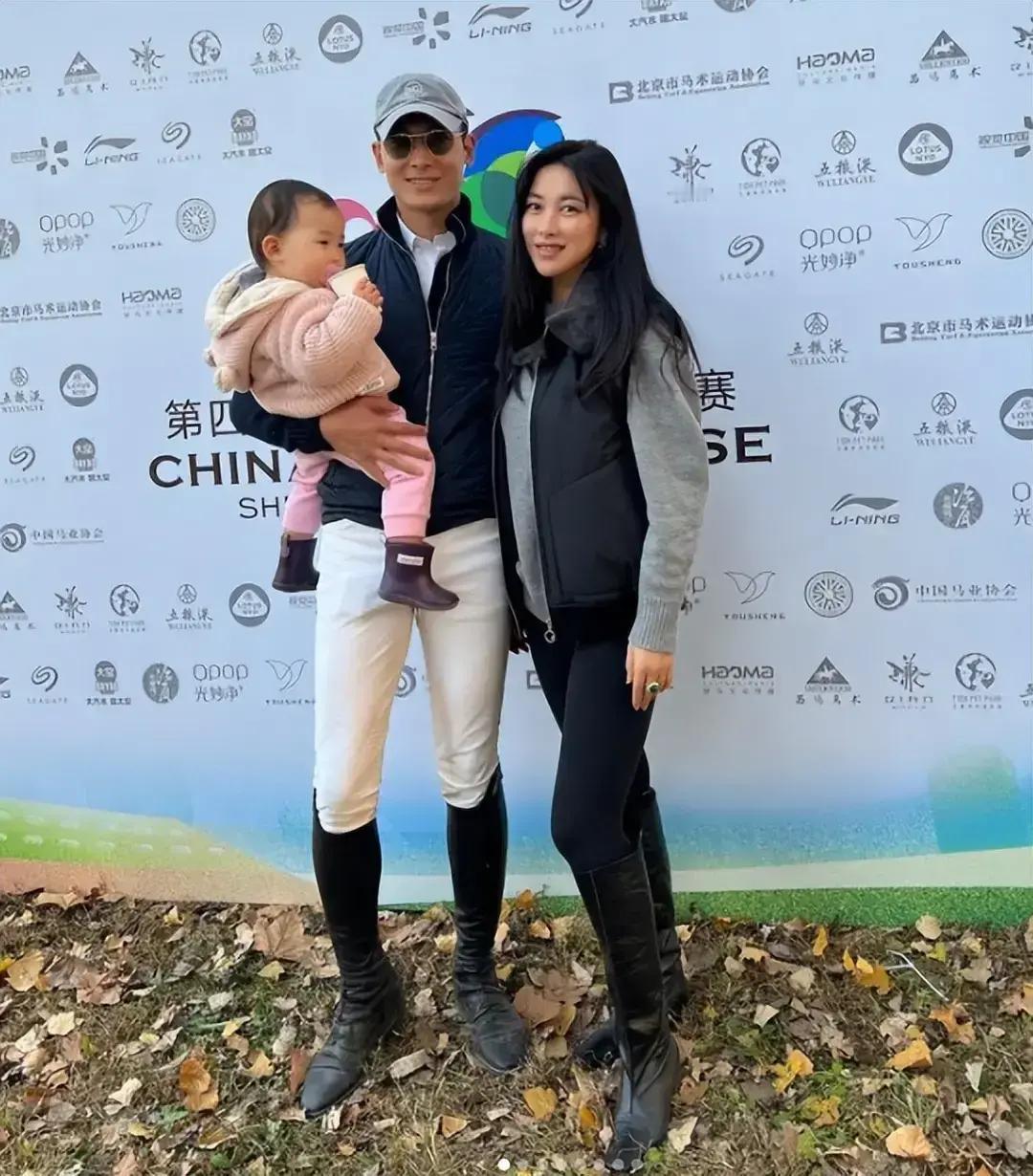 被群嘲素颜老态的那天，朱珠刚谈下一个高定代言。她把网友截图发给丈夫，两人笑