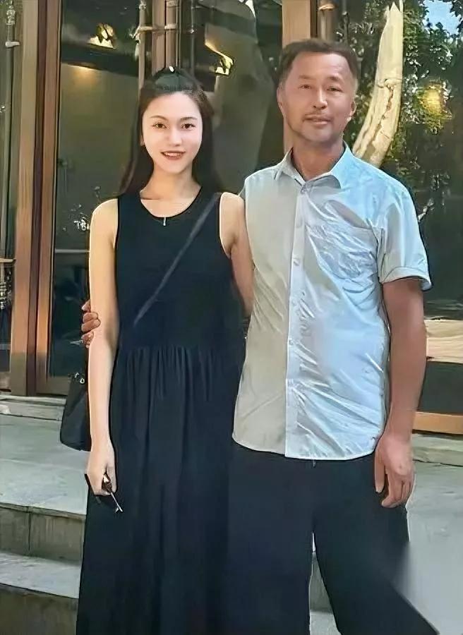 沈巍和晓晓的事儿，我越扒越愣。原以为年龄差是道坎，没想到最戳人的是这——